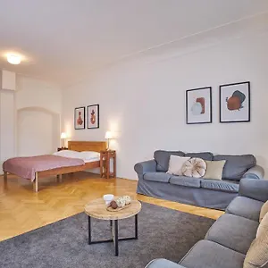 https://charles-bridge-apartments-prague-118-00-2.praguehotelsweb.com